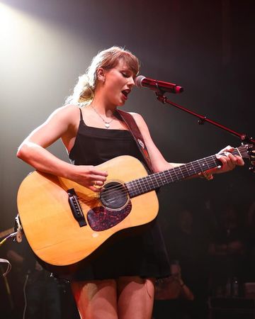 泰勒絲無預警衝上台表演經典歌曲〈Shake It Off〉，嗨炸全場。（翻攝NFL IG）