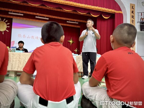 ▲在中華民國張泰山運動人文教育協會的穿針引線下，結合雲林星創扶輪社的愛心，張泰山「經驗傳承暨贈送棒球活動」熱鬧登場。（圖／記者游瓊華翻攝）
