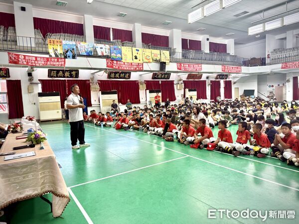 ▲在中華民國張泰山運動人文教育協會的穿針引線下，結合雲林星創扶輪社的愛心，張泰山「經驗傳承暨贈送棒球活動」熱鬧登場。（圖／記者游瓊華翻攝）