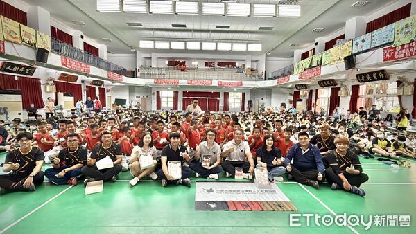 ▲在中華民國張泰山運動人文教育協會的穿針引線下，結合雲林星創扶輪社的愛心，張泰山「經驗傳承暨贈送棒球活動」熱鬧登場。（圖／記者游瓊華翻攝）