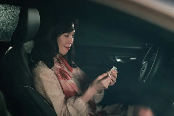 ▲《慶祝》陳庭妮（左）、天心和李沐在劇中齊聚於Podcast節目分享，分享這段日子終於學會「為自己慶祝」的過程。（圖／寬想國際娛樂提供）