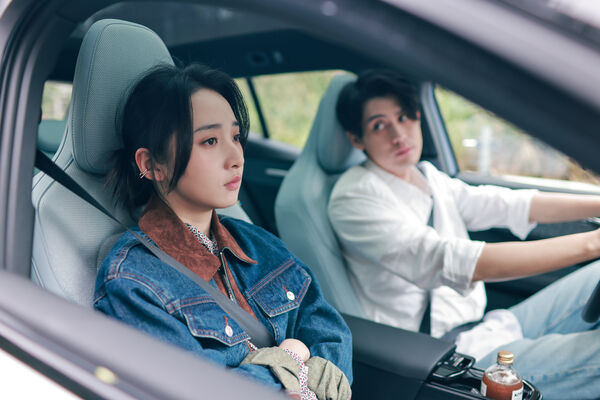 ▲《慶祝》陳庭妮（左）、天心和李沐在劇中齊聚於Podcast節目分享，分享這段日子終於學會「為自己慶祝」的過程。（圖／寬想國際娛樂提供）