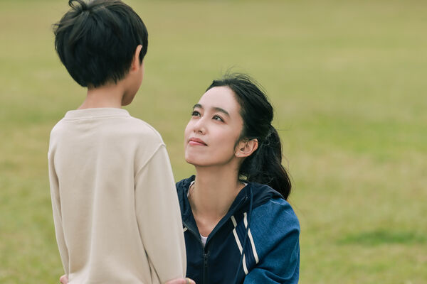 ▲《慶祝》陳庭妮（左）、天心和李沐在劇中齊聚於Podcast節目分享，分享這段日子終於學會「為自己慶祝」的過程。（圖／寬想國際娛樂提供）