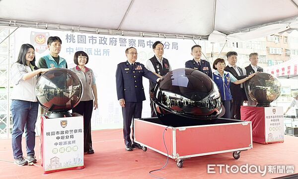 ▲桃園市長張善政今天下午主持中壢警分局中壢派出所全新廳舍啟用典禮，市議員葉明月、彭俊豪、魏筠與劉曾玉春等人進行啟用儀式。（圖／記者沈繼昌攝）