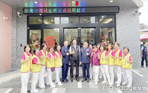 ▲桃園市長張善政今天主持中壢警分局中壢派出所廳舍啟用典禮，並與局長吳坤旭、中壢分局長林鼎泰與志工媽媽大合影。（圖／記者沈繼昌攝）