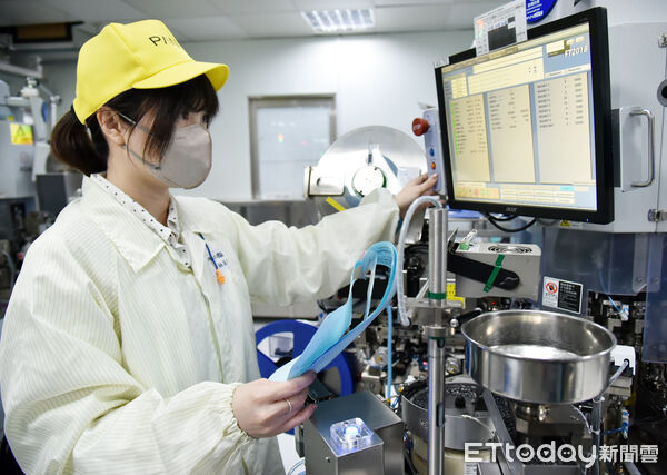 ▲非理工背景也能成功轉職科技業！林採樂參加半導體職訓課程，成功從行政人員轉職為工程師。（記者林東良翻攝，下同）