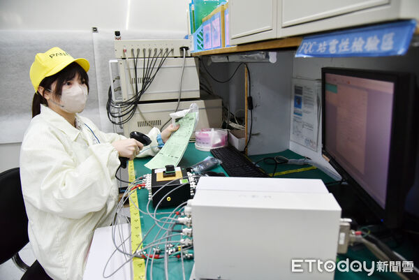 ▲非理工背景也能成功轉職科技業！林採樂參加半導體職訓課程，成功從行政人員轉職為工程師。（記者林東良翻攝，下同）
