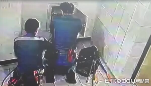 ▲台南市警五分局查獲謝姓兄弟檔竊盜犯，現場起出大量作案工具與電纜線贓物。（記者林東良翻攝，下同）
