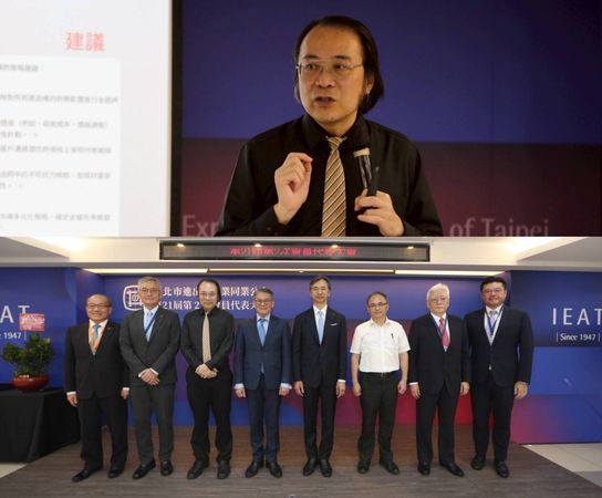 ▲上圖簡立峰博士演講時點出台灣產業目前遇到的機會與挑戰；下圖左起IEAT黃文榮秘書長、苑竣唐監事會召集人、沛星互動科技獨立董事簡立峰博士左4-經濟部國際貿易署劉威亷署長、IEAT黃教漳理事長、台灣商品檢測驗證中心林宗清執行長、-IEAT林宏銘副理事長、許介立副理事長合影（圖／IEAT提供）