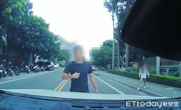 ▲▼雲林情侶吵架,男友衝馬路攔車。（圖／記者游瓊華翻攝）