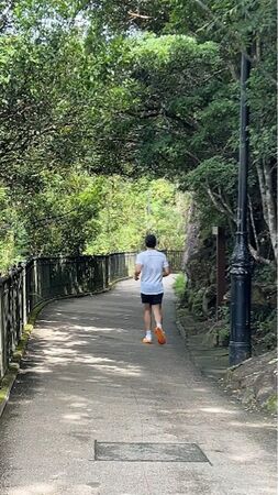 ▲梁朝偉被網友偶遇在山上慢跑。（圖／翻攝自小紅書）