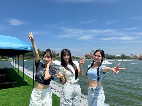 ▲台鋼雄鷹啦啦隊女神一粒(左起)攜手李樂、螢螢到高雄玩耍。（圖／三立提供）