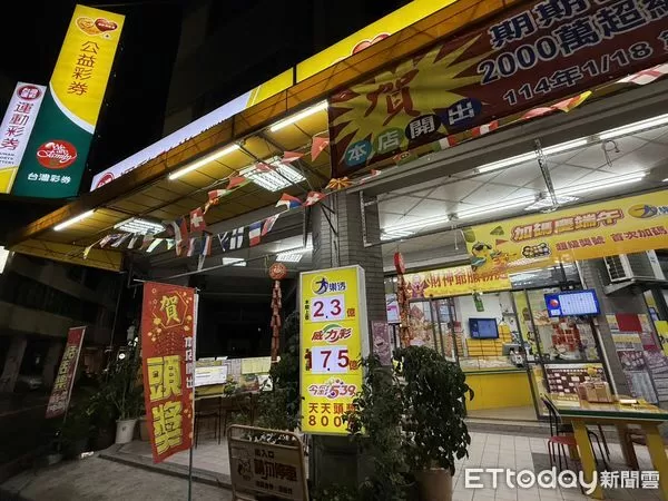 ▲▼台中市西區民生路511號1樓「期期發彩券行」放鞭炮慶祝。（圖／記者陳瑩欣翻攝）