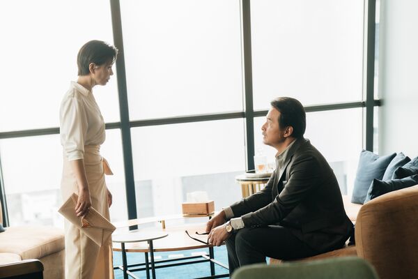 ▲《親密之海》李銘順、瑞瑪席丹、于子育、吳慷仁四人赤裸同床。（圖／CATCHPLAY提供）