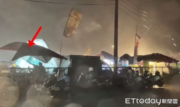 ▲▼旱溪夜市突砸暴風雨「攤販慘遭下線」。（圖／yx.0301授權提供）
