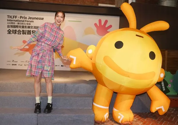 ▲▼大霈與臺灣國際兒童影展吉祥物TIFFI寶寶合影。（圖／公視提供）