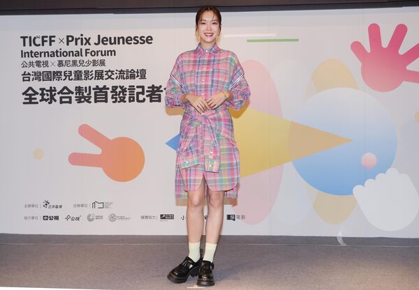 ▲▼大霈與臺灣國際兒童影展吉祥物TIFFI寶寶合影。（圖／公視提供）