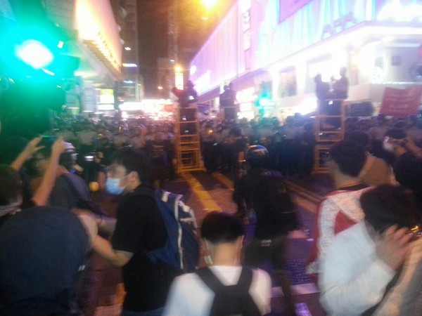 ▲香港佔中旺角現場警民激烈衝突，傳警方使用催淚水劑驅散。（圖／香港獨立媒體網授權使用）