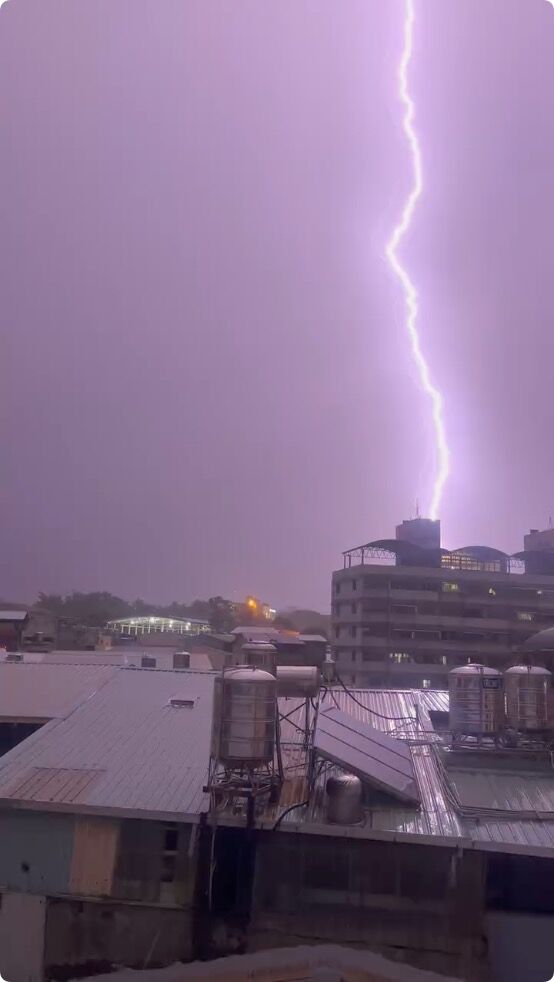 ▲▼南投26日晚間雷電交加如電影場景。（圖／翻攝臉書／草屯人）