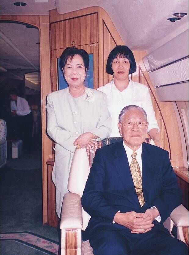 ▲▼李登輝總統卸任後，與朱素心老師（右）在2001年訪美的飛機上合影。（圖／李靜宜提供）