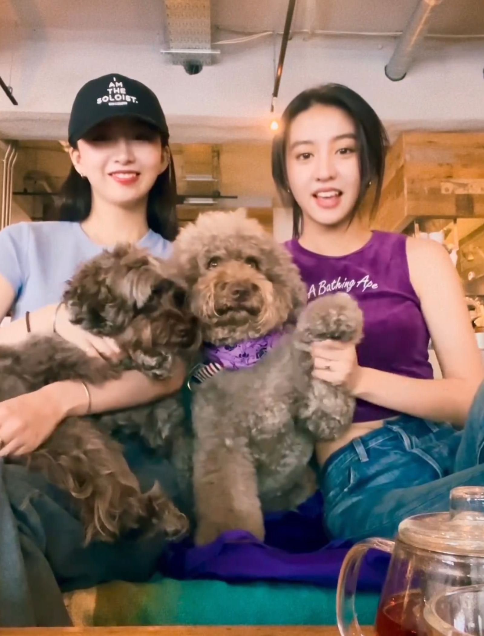 光希和心美抱著愛犬，溫馨可愛。（翻攝koki IG）