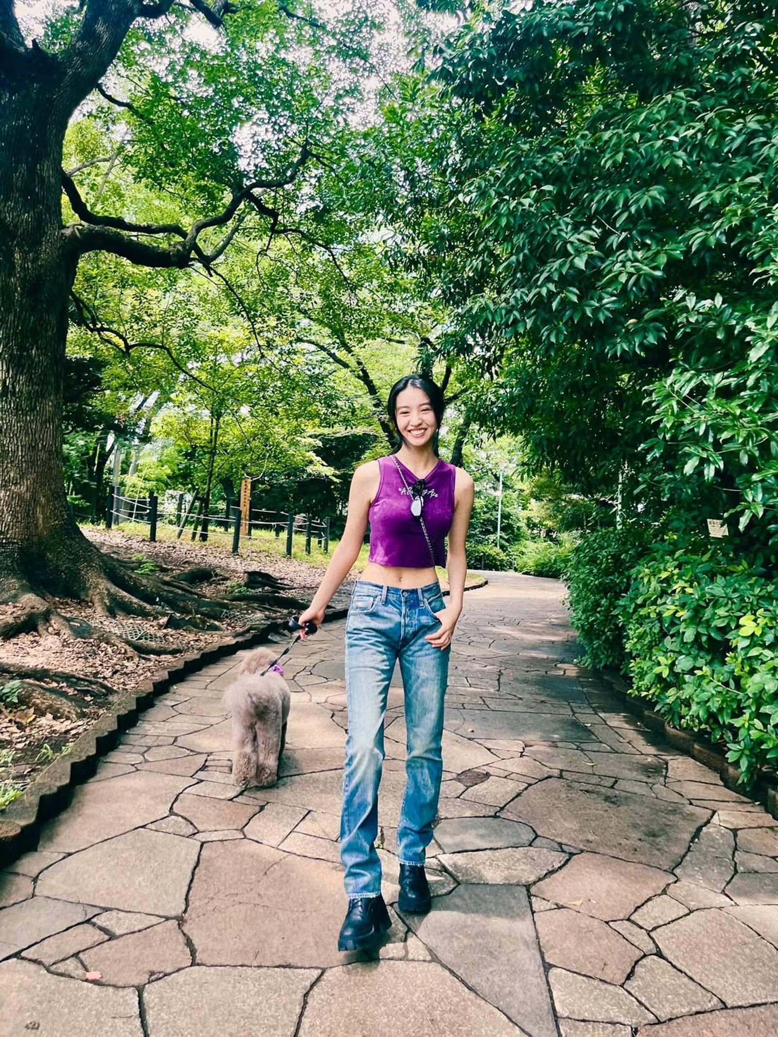 光希牽著狗狗散步，透露照片是姊姊心美拍攝的。（翻攝koki IG）