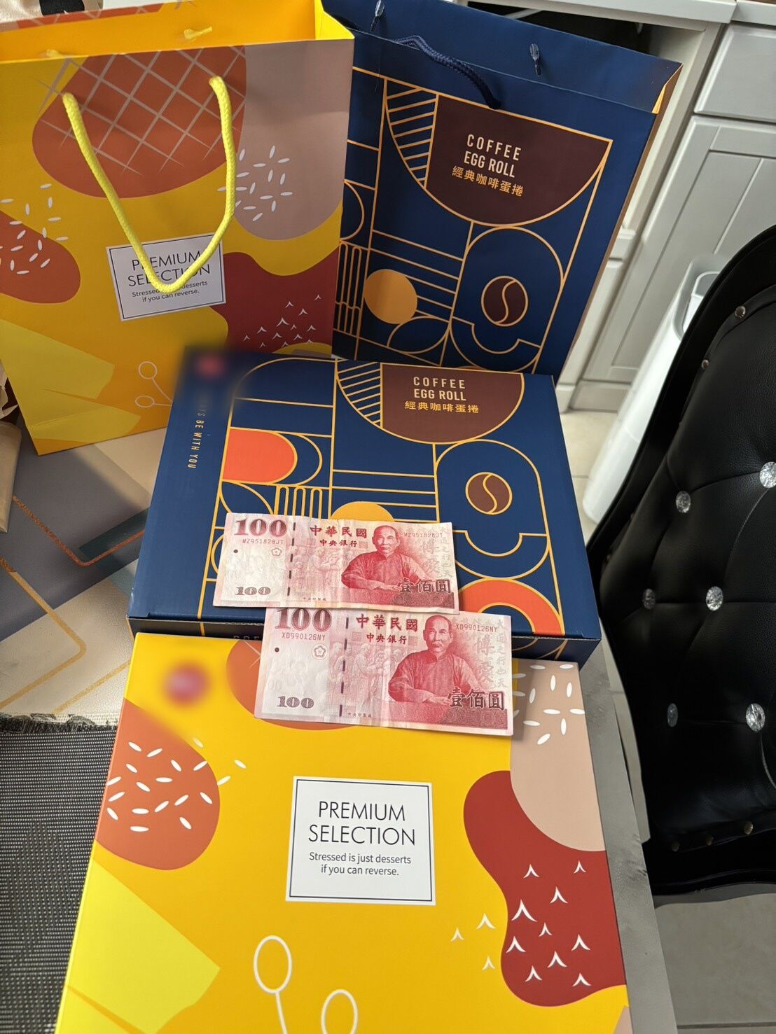 ▲台南市衛生局派員前往涉事門市稽查作業環境與原料儲存狀況。（記者林東良翻攝，下同）