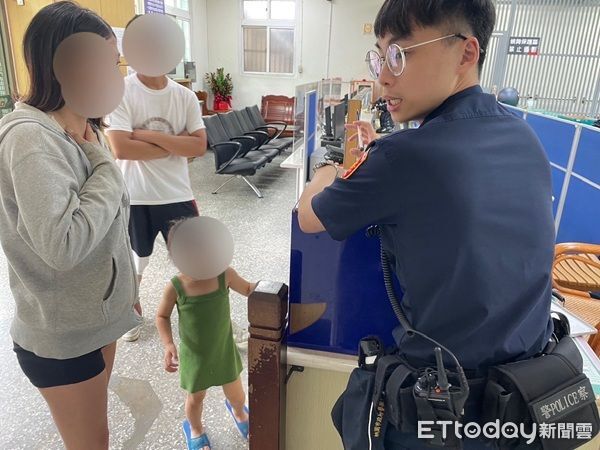 ▲▼先給予零食撫慰，再回原地訪查找到住居地，並通知媽媽領回。（圖／龜山警分局提供）