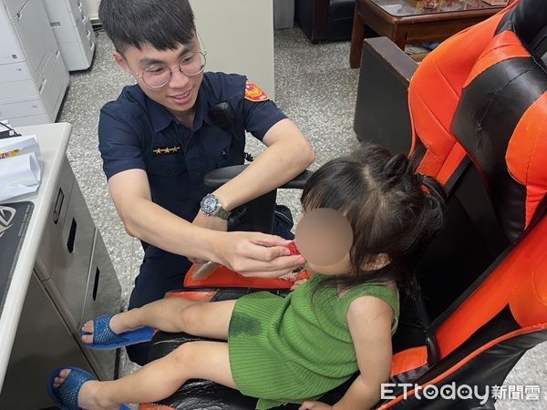 ▲▼先給予零食撫慰，再回原地訪查找到住居地，並通知媽媽領回。（圖／龜山警分局提供）