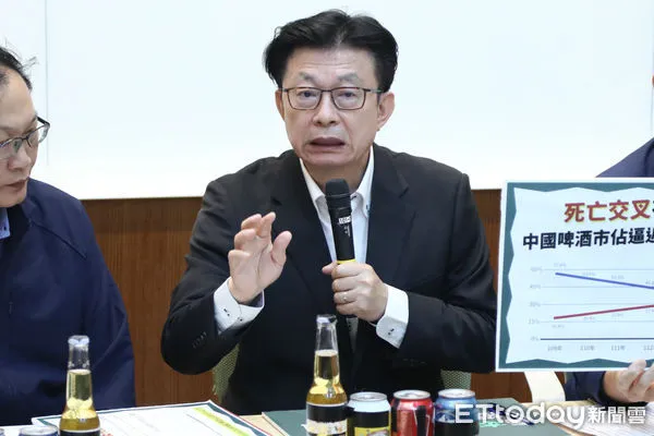 ▲民進黨立委郭國文出席反中國啤酒爆量傾銷記者會。（圖／記者林敬旻攝）