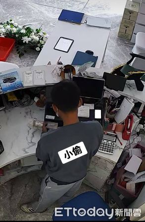 ▲▼竊賊在礁溪鄉一知名會館餐廳的櫃台行竊並抱走30多萬元保險箱。（圖／記者游芳男翻攝，下同）