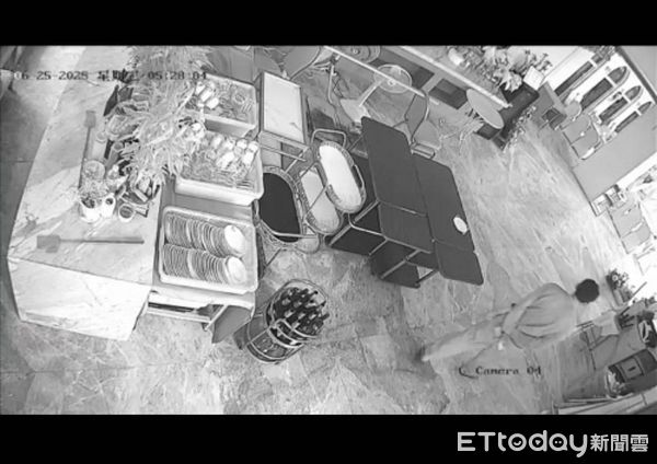▲▼竊賊在礁溪鄉一知名會館餐廳的櫃台行竊並抱走30多萬元保險箱。（圖／記者游芳男翻攝，下同）