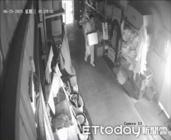 ▲▼竊賊在礁溪鄉一知名會館餐廳的櫃台行竊並抱走30多萬元保險箱。（圖／記者游芳男翻攝，下同）