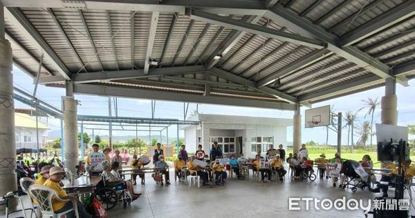 ▲台東縣警察局組成「犯罪預防東警宣講團」，前往大橋文健站舉辦聯合宣導活動。（圖／記者楊晨東翻攝）