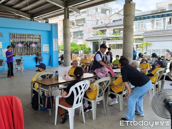 ▲台東縣警察局組成「犯罪預防東警宣講團」，前往大橋文健站舉辦聯合宣導活動。（圖／記者楊晨東翻攝）