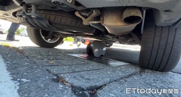 ▲學童交通車左轉與機車碰撞。（圖／記者楊晨東翻攝）