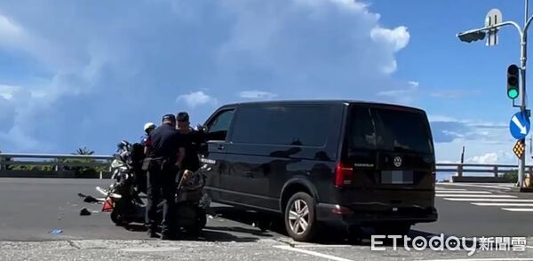 ▲學童交通車左轉與機車碰撞。（圖／記者楊晨東翻攝）