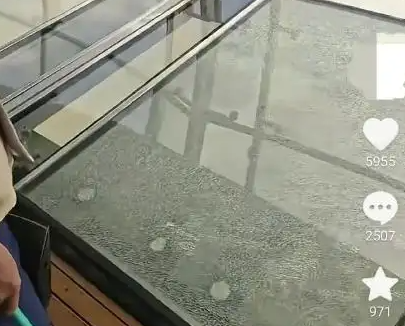 ▲▼上海東方明珠玻璃疑似「熱炸」。（圖／翻攝自微博）