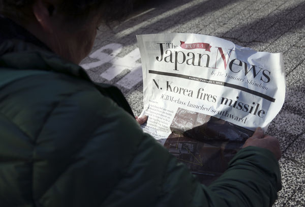▲▼日本民眾閱讀北韓射彈新聞。（圖／達志影像／美聯社）