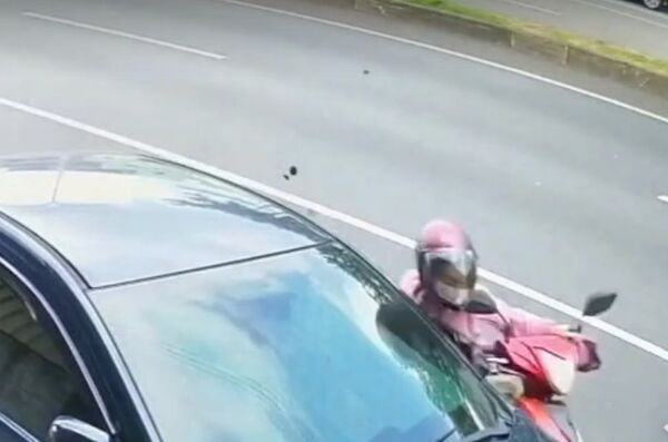 ▲彰化永靖鄉女騎士衝撞停在路邊車，噴飛落地重傷送醫。（圖／翻攝自社會事新聞影音）