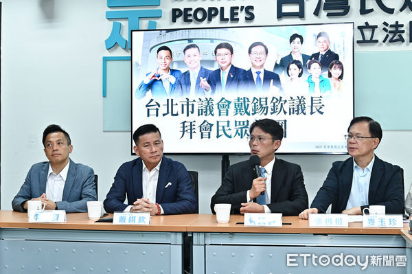 ▲▼台北市議會戴錫欽議長(左二)與市議員李明賢(左一)拜會立院民眾黨團，台灣民眾黨立院黨團總召黃國昌(右二)、副總召張啓楷(右一)委員等人列席接待。（圖／記者李毓康攝）