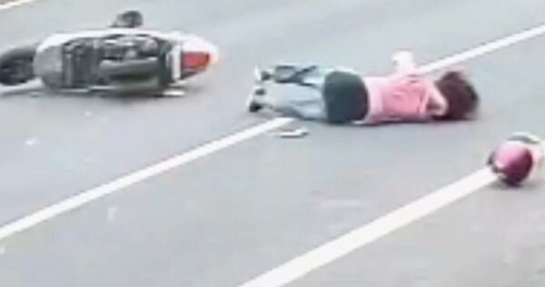 ▲彰化永靖鄉女騎士衝撞停在路邊車，噴飛落地重傷送醫。（圖／翻攝自社會事新聞影音）