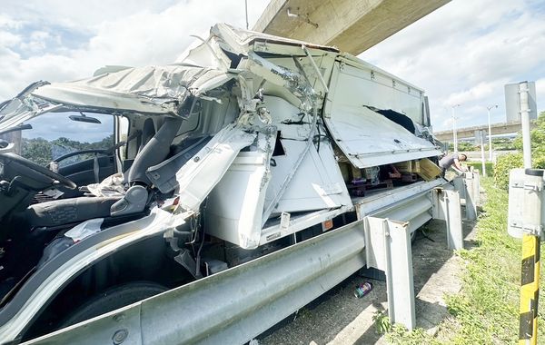 ▲國道2號大園交流道出口匝道昨天上午發生小貨車自撞護欄事故，國道一隊員警到場處理，車身嚴重毀損。（圖／國道一隊提供）