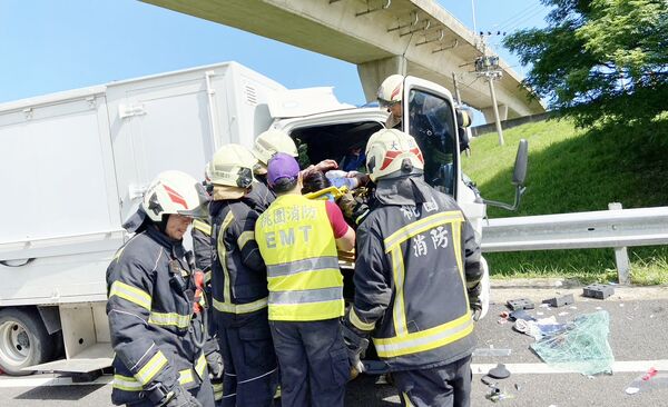 ▲國道2號大園交流道出口匝道昨天上午發生小貨車自撞護欄事故，大園消防分隊人員將受困林姓駕駛救出送醫急救。（圖／大園消防分隊提供）