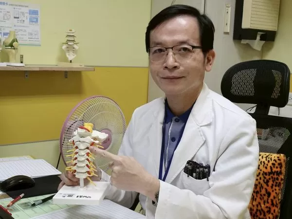 ▲▼員榮醫院神內葉宗勳主任解說病情。（圖／員榮醫院提供）