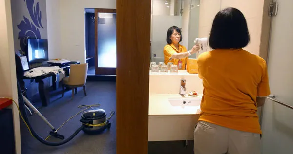 房務員屬勞力密集工作，本國人大多不是做不來，就是不想做，儘管業者透過不同合法管道招募外籍學生、外籍配偶等，仍有很大人力缺口。（示意圖／報系資料庫）