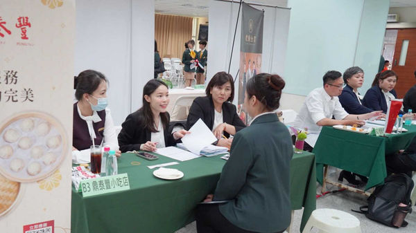 年輕人皆希望畢業後能從事體面工作，因此業者認為必須引進移工填補基層勞力的空缺，也推升台灣青年往高位、具發展性的工作前進。（示意圖／翻攝自高雄餐旅大學）