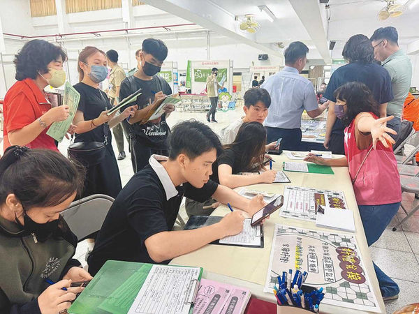 圖為嘉南藥理大學新南向國際專班學生於今年校方舉辦的就業博覽會積極投遞履歷找工作。（圖／報系資料庫）
