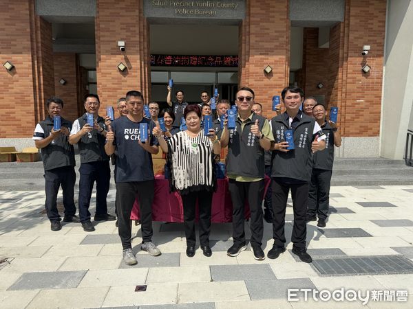 ▲瑞春醬油董事長林淑媛（左二）與總經理鍾政衛（左一）代表致贈特製紀念禮盒予西螺分局，象徵警民合作共築治安堡壘。（圖／記者游瓊華翻攝）