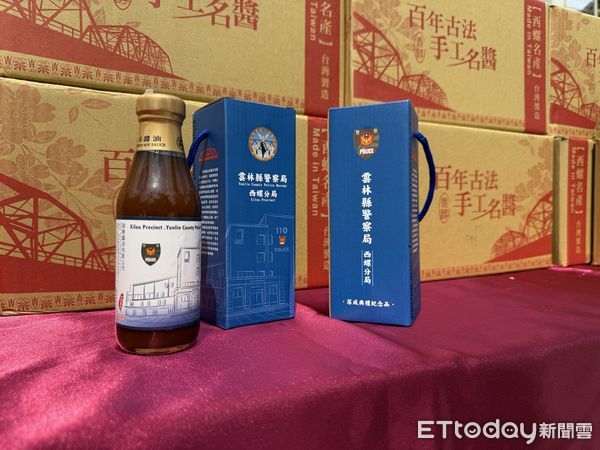 ▲瑞春醬油董事長林淑媛（左二）與總經理鍾政衛（左一）代表致贈特製紀念禮盒予西螺分局，象徵警民合作共築治安堡壘。（圖／記者游瓊華翻攝）